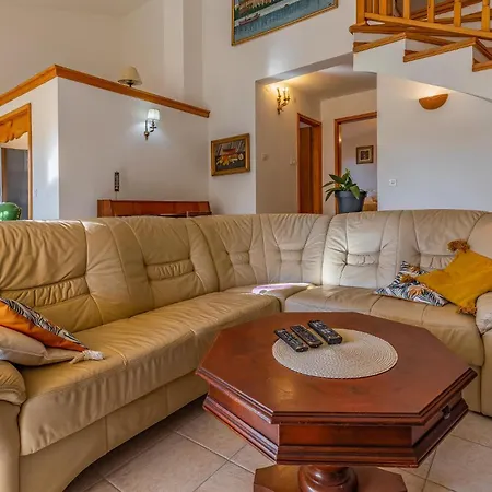 Beautiful In With Wifi Holiday home Pomer